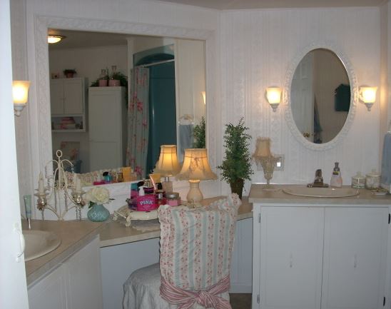 beautiful cottage style decor in a manufactured home bathroom