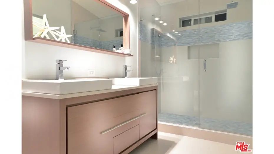 rmobile home decorating ideas - using similar colors and textures throughout the home - neutral bathroom