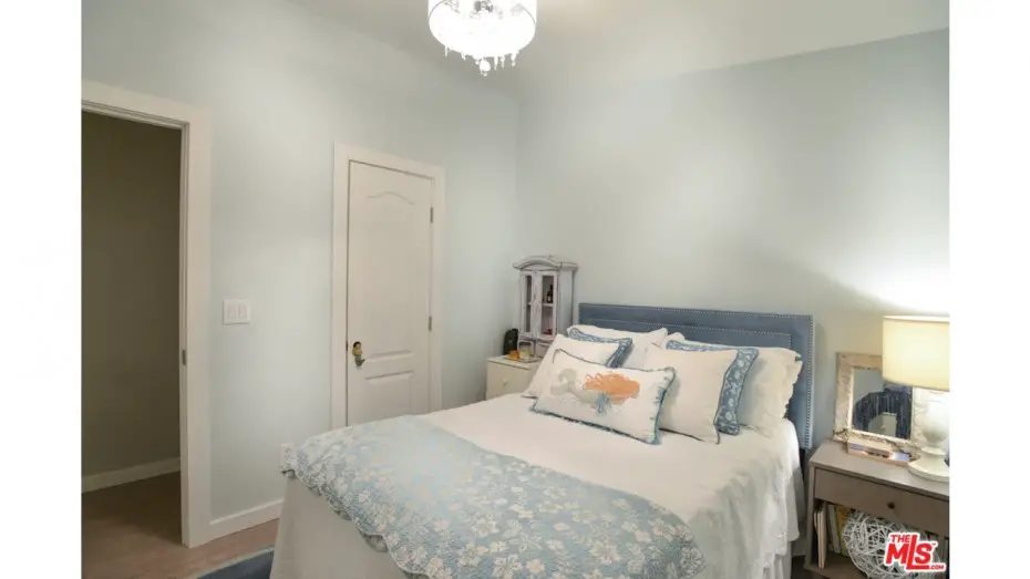 rmobile home decorating ideas -keep it simple bedroom